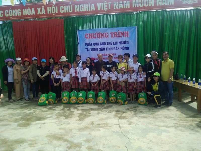 Tặng quà cho các em học sinh tại trường tiểu học trên địa bàn xã Đắk Ha, huyện Đắk G'Long, tỉnh Đắk Nông
