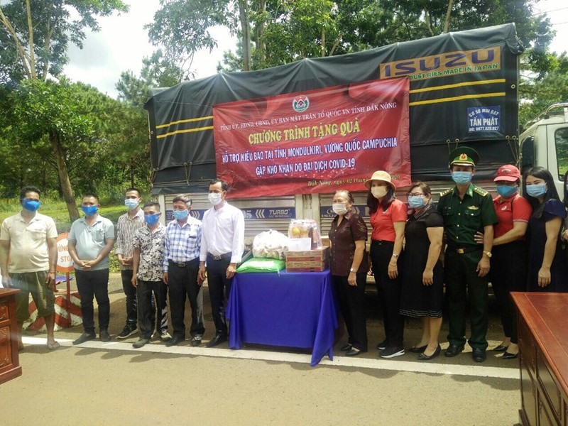 Đại diện các đơn vị trao quà cho Ban đại diện Hội Người Khmer - Việt Nam tại tỉnh Mondulkiri, Campuchia 02