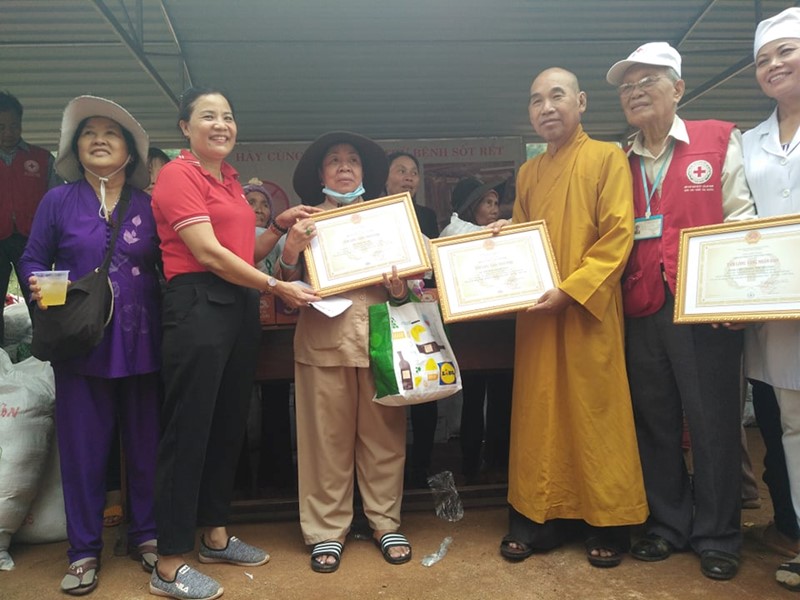 Đồng chí Trần Thị Tuyết trao tấm lòng vàng cho các đơn vị