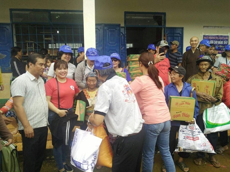 Đoàn tặng quà cho Hội viên Hội người mù tỉnh Đắk Nông