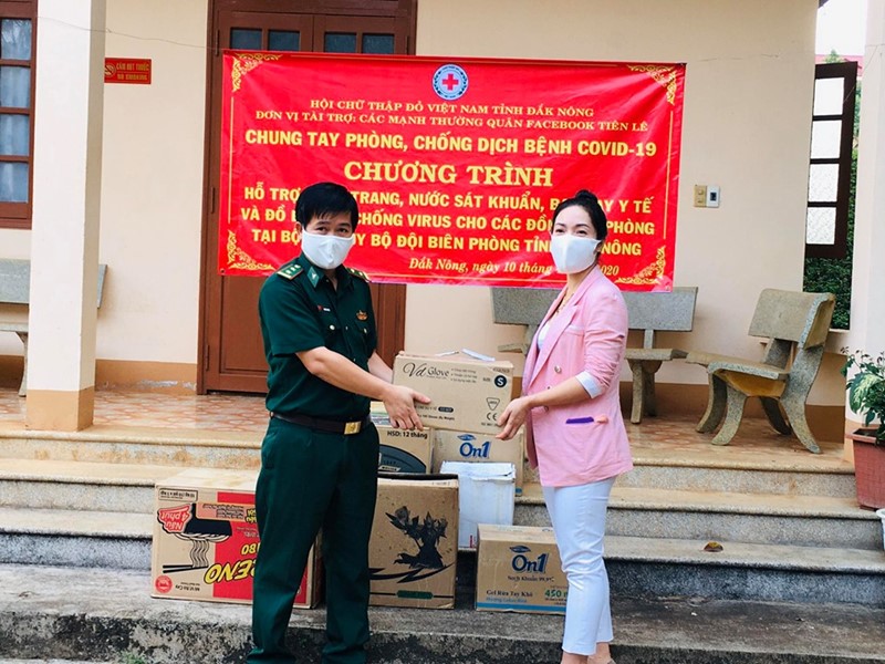 Bà Lê Thị Thủy Tiên trao quà cho đại diện Bộ chỉ huy Bộ đội Biên phòng tỉnh 01