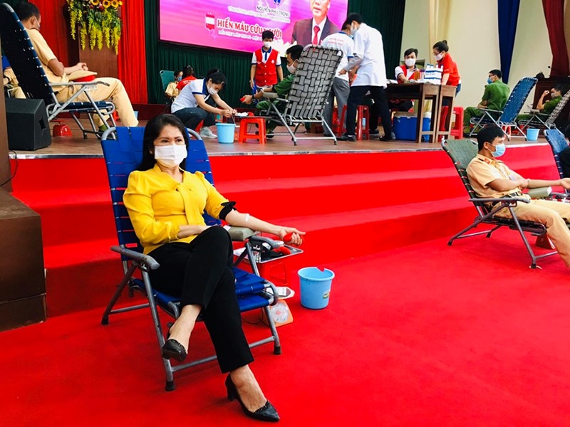 Đồng chí Tôn Thị Ngọc Hạnh, Tỉnh ủy viên, Phó Chủ tịch UBND tỉnh tham gia hiến máu