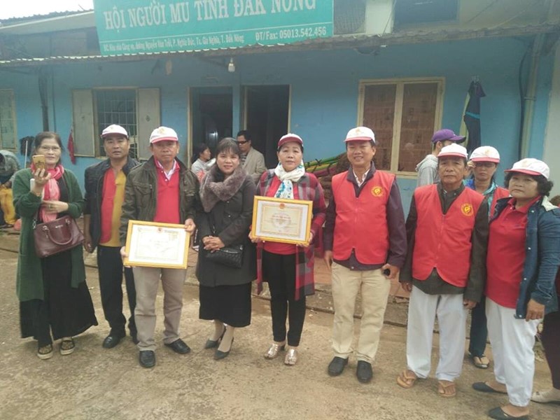 Đại diện Hội Chữ thập đỏ tỉnh Đắk Nông trao chứng nhận tấm lòng vàng cho các nhà hảo tâm