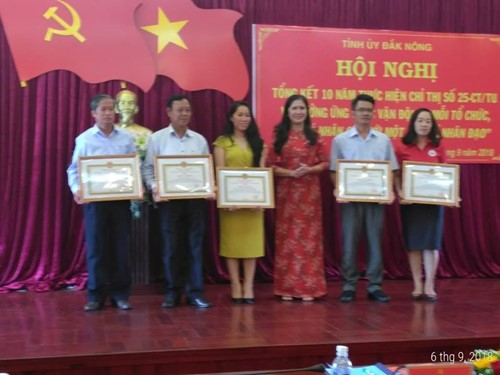 Đc Tôn Thị Ngọc Hạnh, Tỉnh ủy viên, PCT Ủy ban nhân dân tỉnh Đắk Nông trao Bằng khen của Ủy ban nhân dân tỉnh cho các tập thể, cá nhân