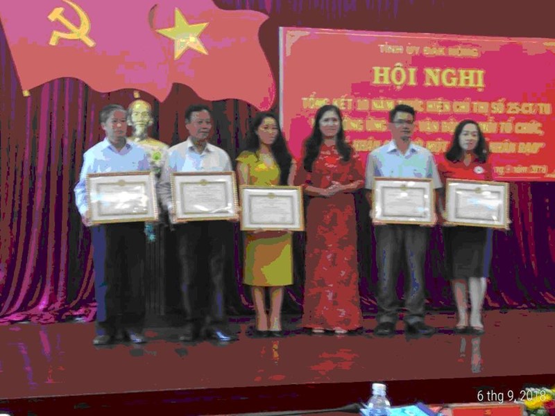 ĐC Tôn Thị Ngọc Hạnh - Tỉnh ủy viên - Phó Chủ tịch UBND tỉnh Đắk Nông trao Bằng khen của UBND tỉnh Đắk Nông cho các tập thể, cá nhân có thành tích xuất sắc tại Hội nghị.