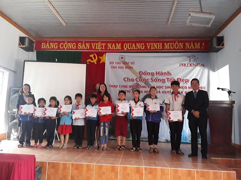 Đồng chí Trần Thị Tuyết - Chủ tịch Hội Chữ thập đỏ tỉnh Đắk Nông và đại diện công ty Bảo hiểm Nhân thọ Prudential trao học bổng cho học sinh nghèo vượt khó tại Đắk R'Lấp